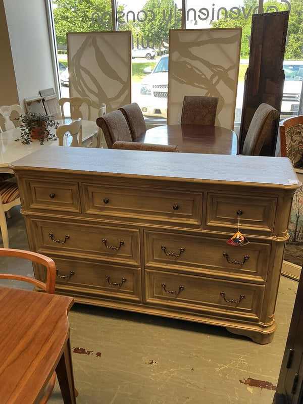 Magnolia Manor 7 Drawer Dresser in Weathered Bisque